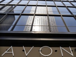 Avon уволит 2,5 тыс. сотрудников в рамках программы по сокращению расходов