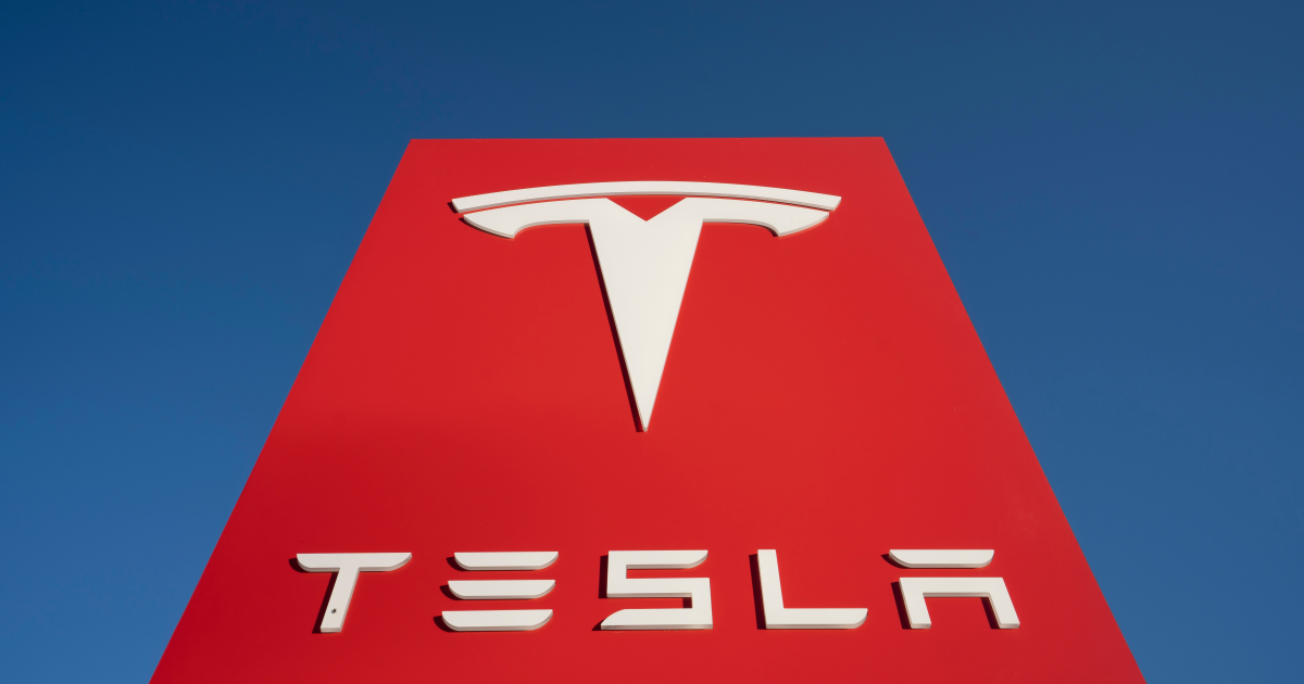 У Tesla вперше за дев'ять років впали продажі
