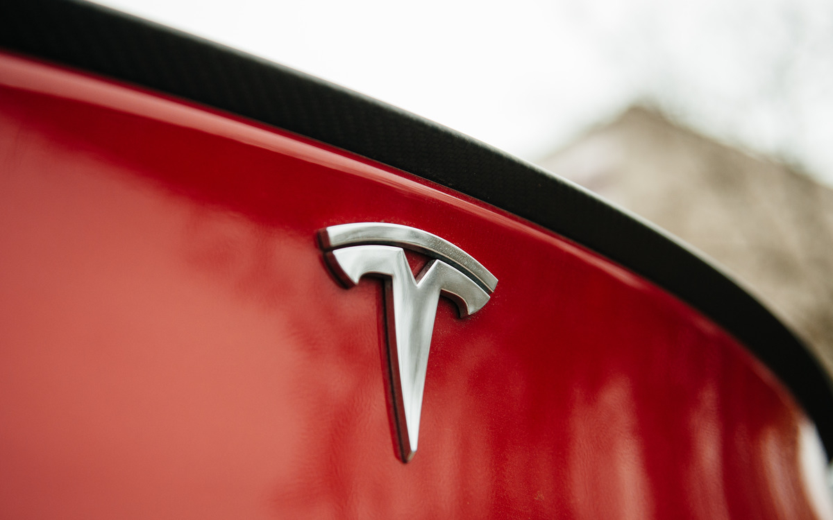 Акции Tesla упали на 40% с конца 2024 года