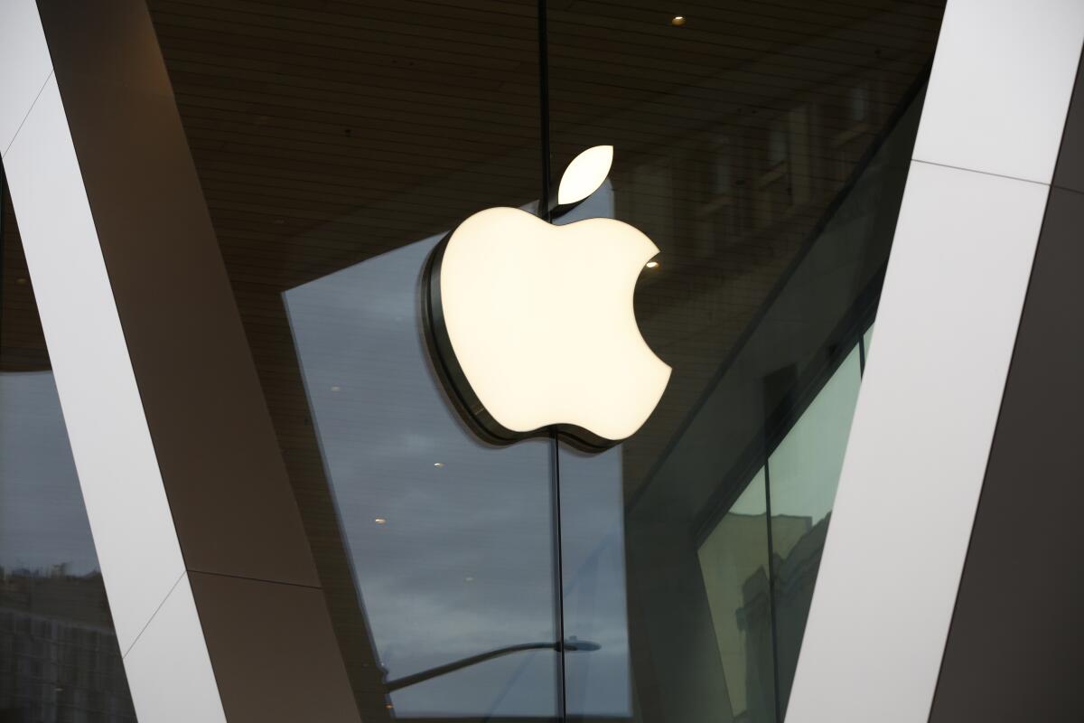 Apple подала в суд на блогера из-за утечки информации о iOS 26