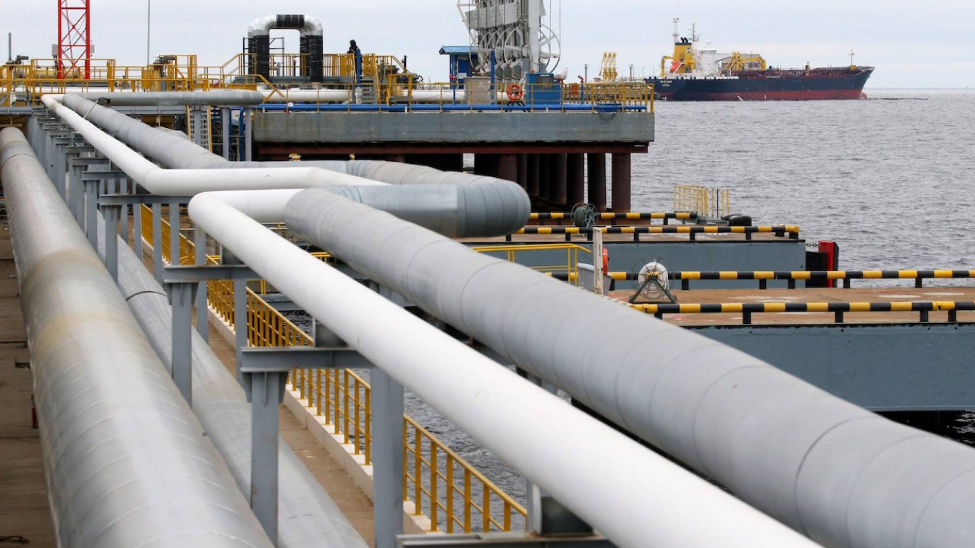 Крупнейший нефтяной порт РФ остановил работу после атаки дронов