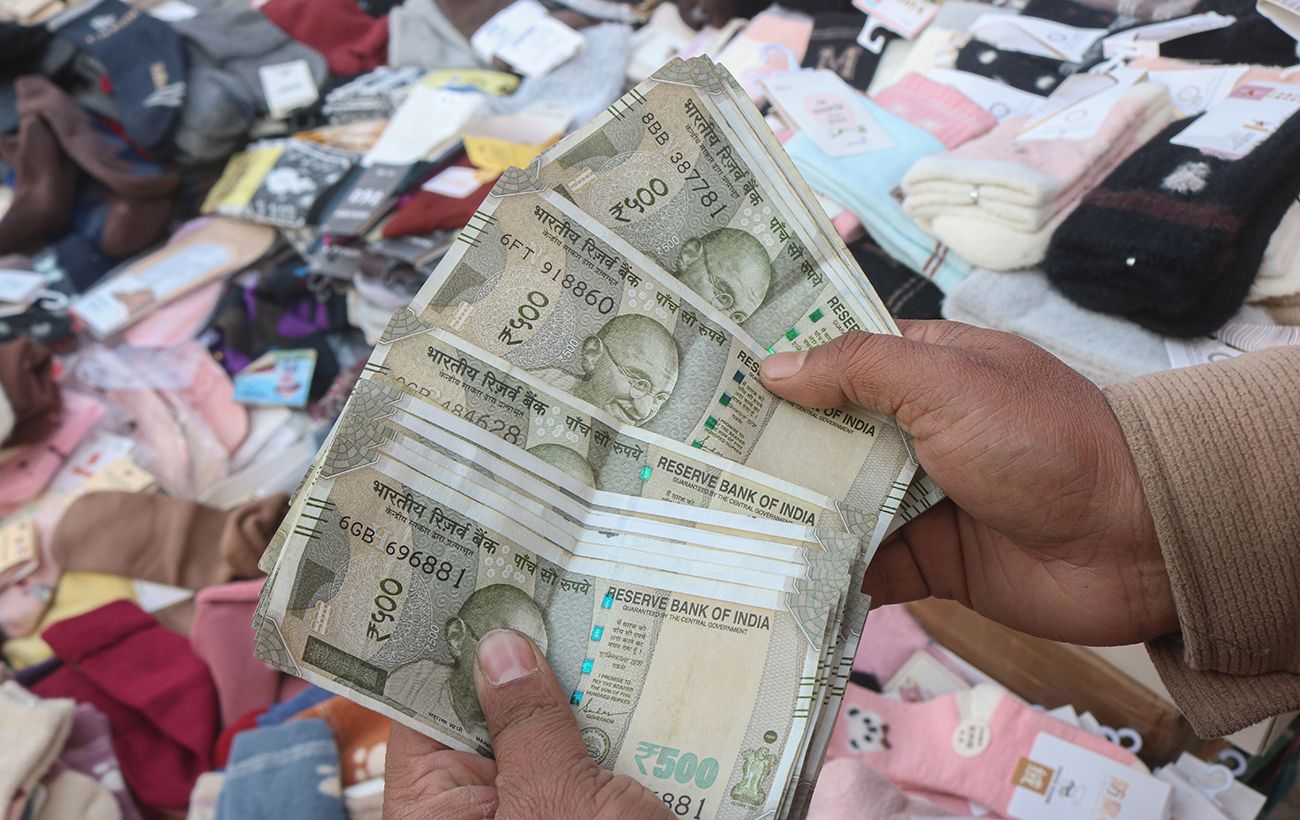 Індійська Рупія впала до історичного антирекорду