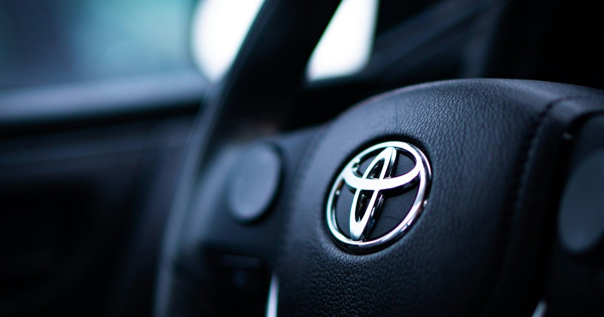 Toyota фиксирует падение продаж третий месяц подряд